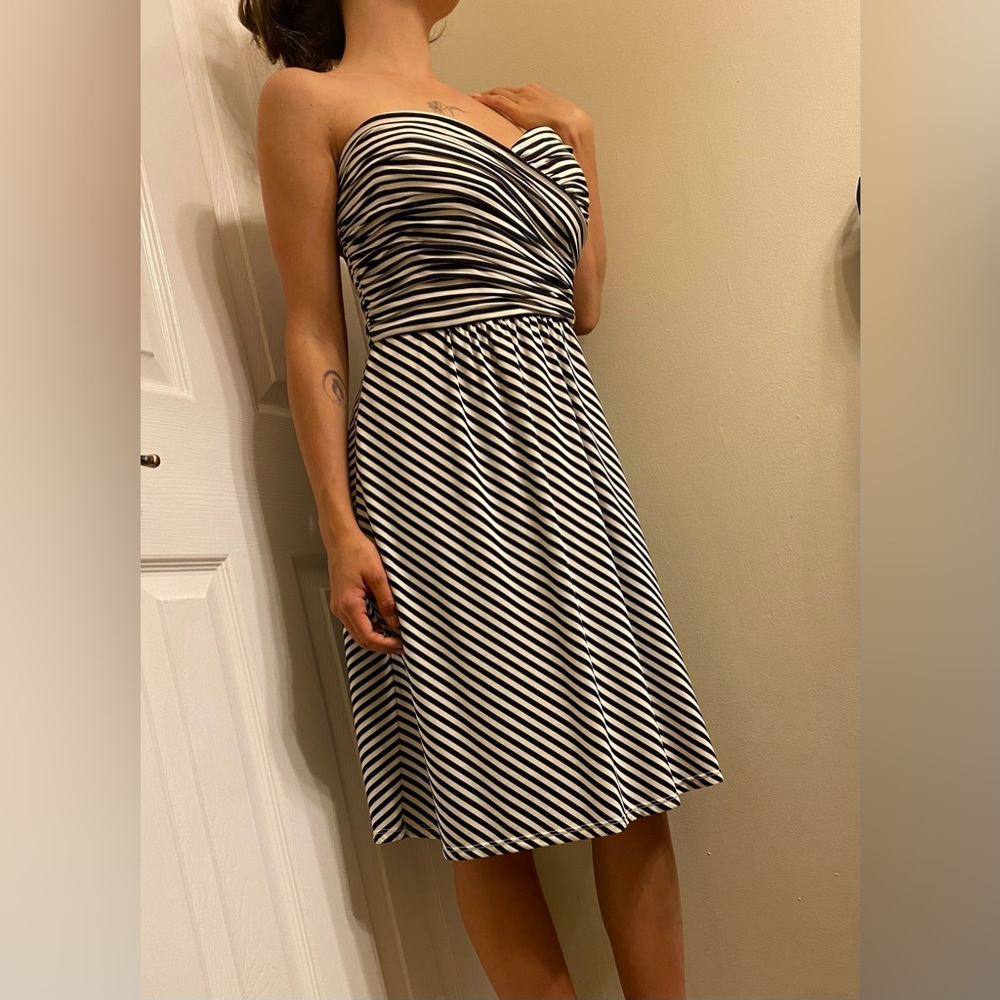 Perfect STRIPED dress in black and white. Strapless